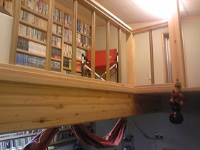 14.	ロフトの壁面にも、本棚を設置しました。